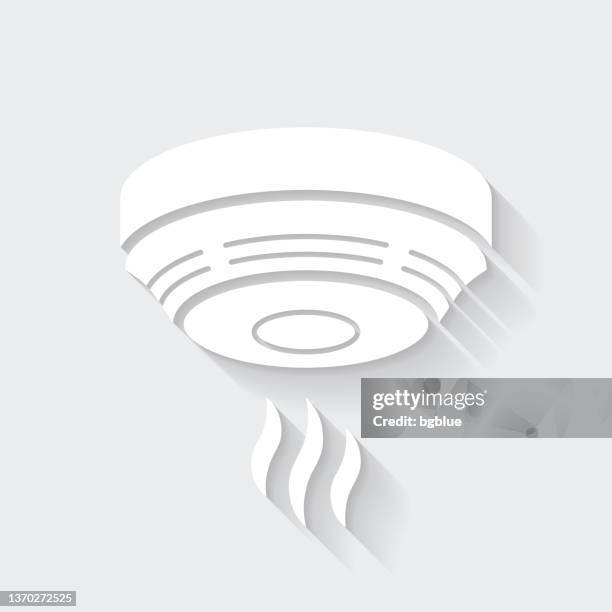 ilustraciones, imágenes clip art, dibujos animados e iconos de stock de detector de humo. icono con sombra larga sobre fondo en blanco - diseño plano - smoke-detector-with-smoke