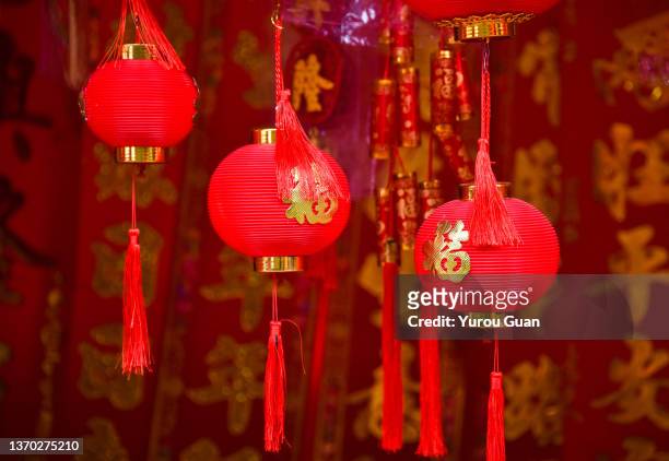 chinese red lantern. the traditional red lanterns for sale. - linterna de papel fotografías e imágenes de stock