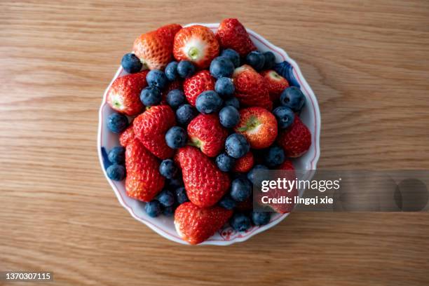 blueberries and strawberries on the plate - berry foto e immagini stock