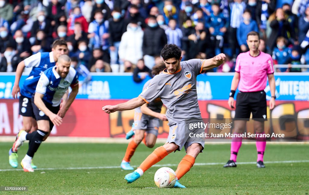 Deportivo Alaves v Valencia CF - La Liga Santander
