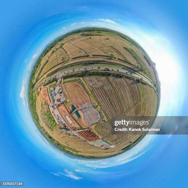 spinning little planet - 360 globe stockfoto's en -beelden