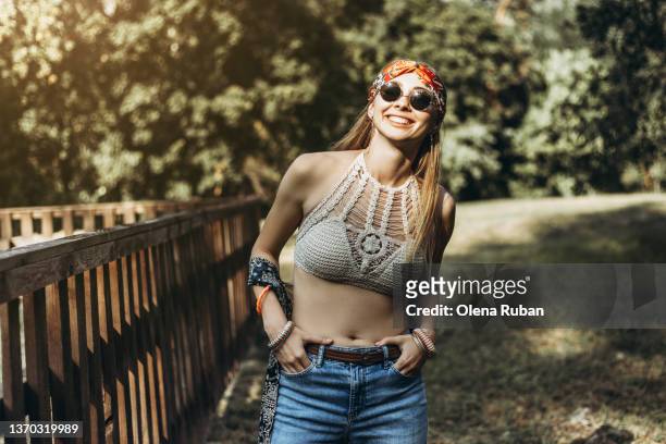 young hippie woman with hands in pockets. - bracelet tissu photos et images de collection
