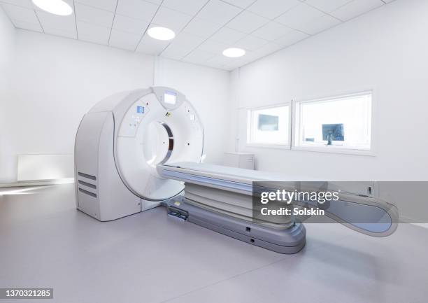 ct scanner room - medical device foto e immagini stock