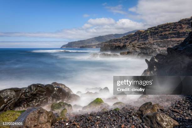 blick auf die felsige küste auf den kanarischen inseln la palma in der provinz santa cruz de tenerife - spanien - aerosol stock-fotos und bilder