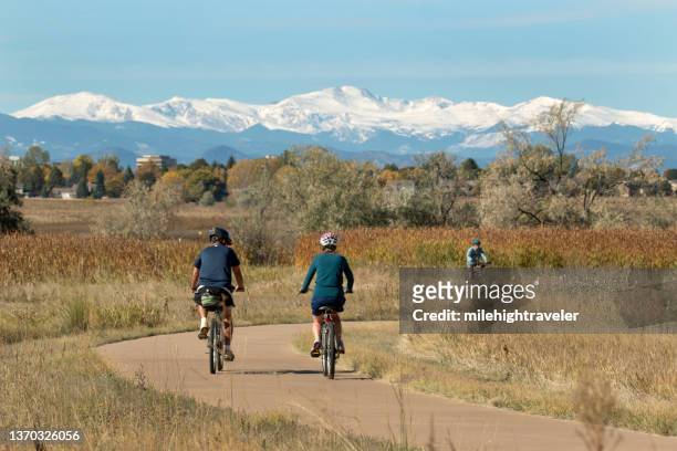 ciclistas disfrutan de cherry creek state park denver colorado - front range mountain range fotografías e imágenes de stock
