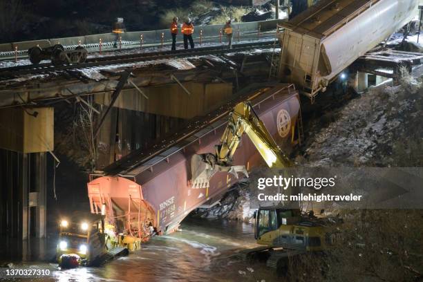 i lavoratori rimuovono i vagoni ferroviari dal treno deragliato a south platte river denver colorado - derailment foto e immagini stock