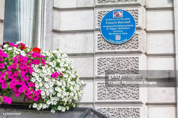 blaue plakette für francis barraud in 126 piccadilly, london - memorial plaque stock-fotos und bilder