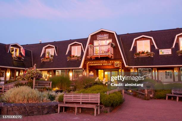 centro commerciale sandpiper square all'alba nel centro di cannon beach - cannon beach foto e immagini stock