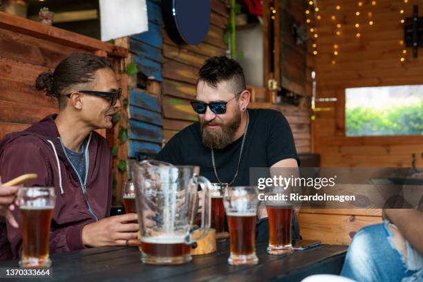 grupo de amigos estão dentro de um restaurante de bar curtindo um tempo juntos - color tipo de imagen - fotografias e filmes do acervo