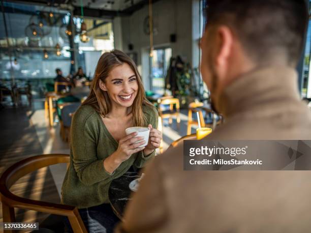 jeune couple sortant dans un café - bar tender photos et images de collection