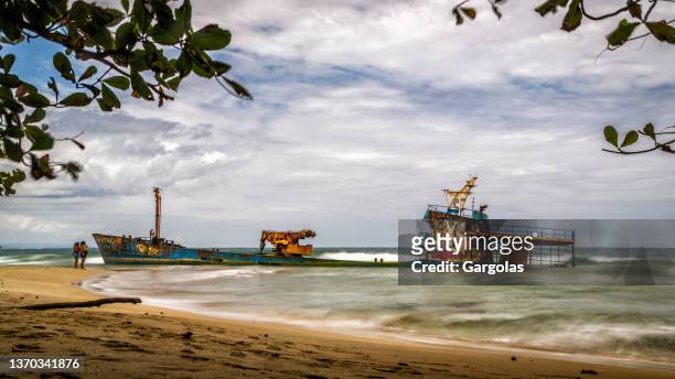barco varado cerca de la playa en costa rica - cocos island costa rica fotografías e imágenes de stock