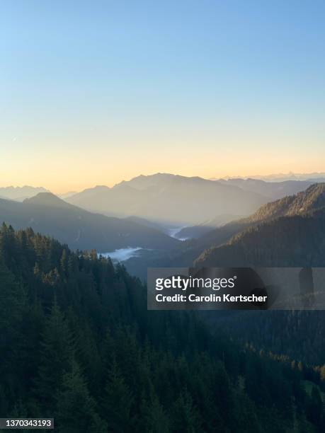 sunrise over the bavarian alps | germany - tegernsee see stock-fotos und bilder