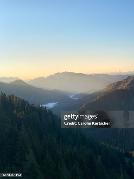 sunrise over the bavarian alps | germany - tegernsee imagens e fotografias de stock