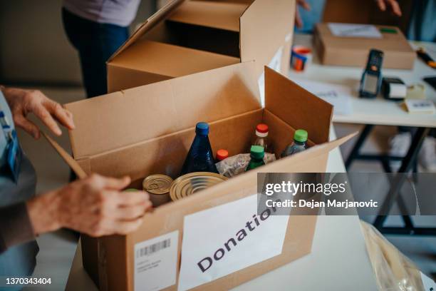 preparazione del cibo e donazione - filling foto e immagini stock