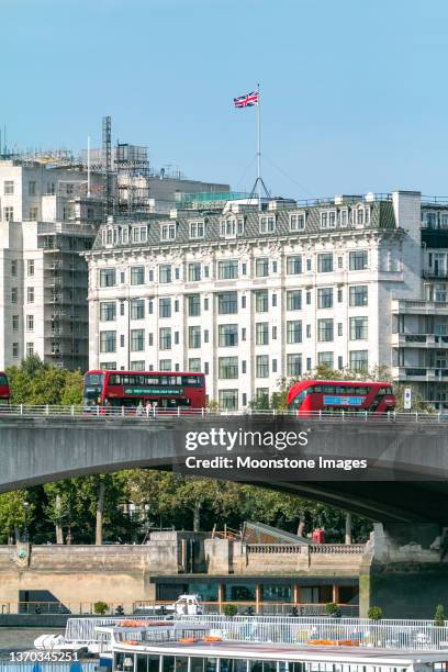 double-decker buses on waterloo bridge near savoy hotel in city of westminster, london - the-strand-londen stockfoto's en -beelden