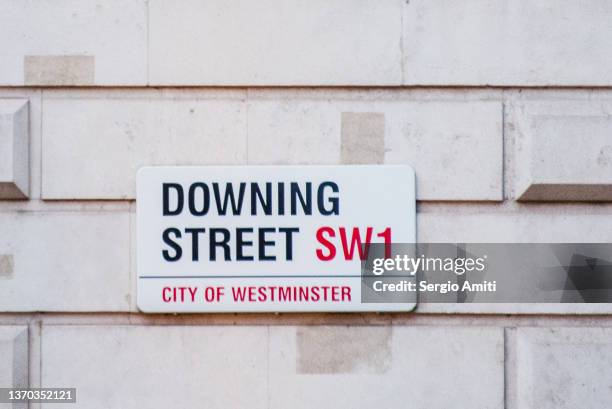 downing street sign - downing street sign stock pictures, royalty-free photos & images
