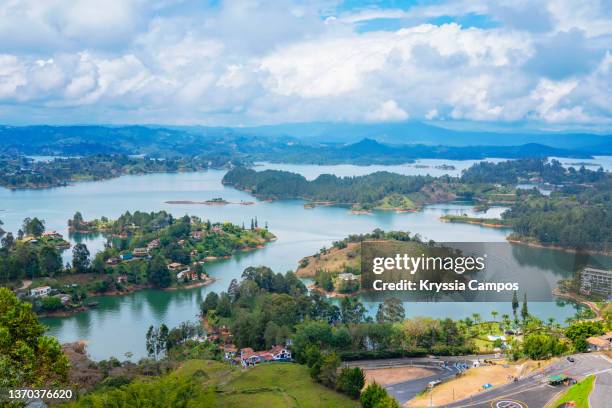 beautiful landscape of guatapé lake in antioquia, colombia - laguna fotografías e imágenes de stock