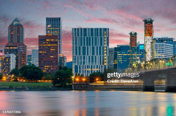 portland oregon downtown sonnenuntergang 2021. - portland oregon stock-fotos und bilder