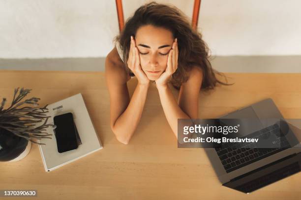 tired and upset woman sleeping on workplace table in office. entrepreneur startup business, deadline - kündigungsfrist stock-fotos und bilder