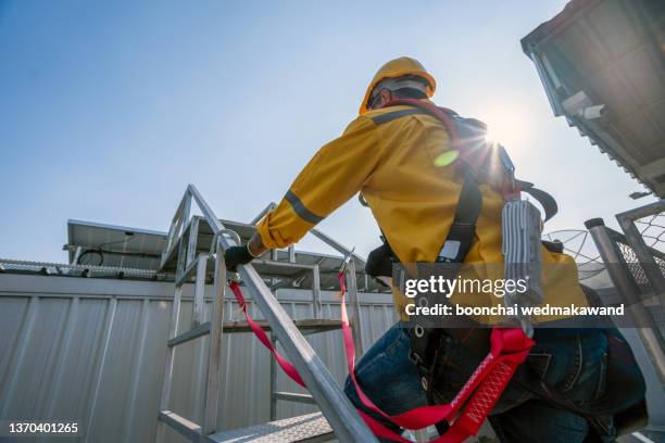 engineer wearing seat belts - safety harness - fotografias e filmes do acervo