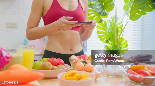 woman record her healthy meal - nutritionist stock pictures, royalty-free photos & images