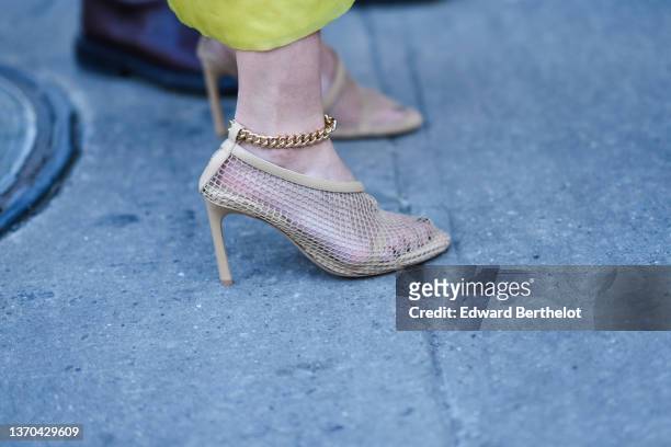 Guest wears yellow pants, beige mesh / fishnet leather pointed heels pumps heels shoes with gold large chain feet bracelet from Bottega Veneta,...