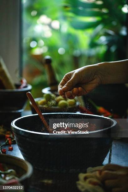 make chili sauce - molho de pimenta imagens e fotografias de stock