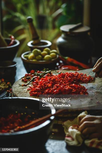 make chili sauce - huisman stockfoto's en -beelden