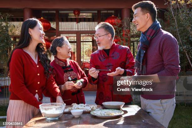 happy home new year pack dumpling - 55 year old male stockfoto's en -beelden