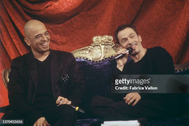 Les chanteurs Pascal Obispo et Florent Pagny sur le plateau de l'émission de télévision "Bienvenue chez moi".