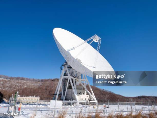 jaxa 臼田宇宙空間観測所の64m反射鏡の大型パラボラアンテナ (radio telescope dish against a blue sky) - radar stockfoto's en -beelden