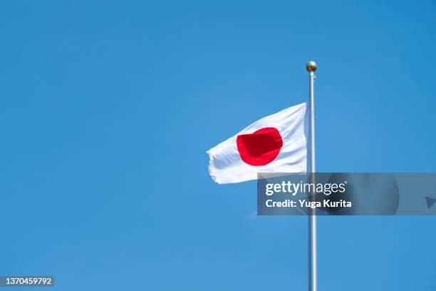 青空をバックに風にはためく日本国旗(japanese flag against a blue sky) - japanese flag stock pictures, royalty-free photos & images