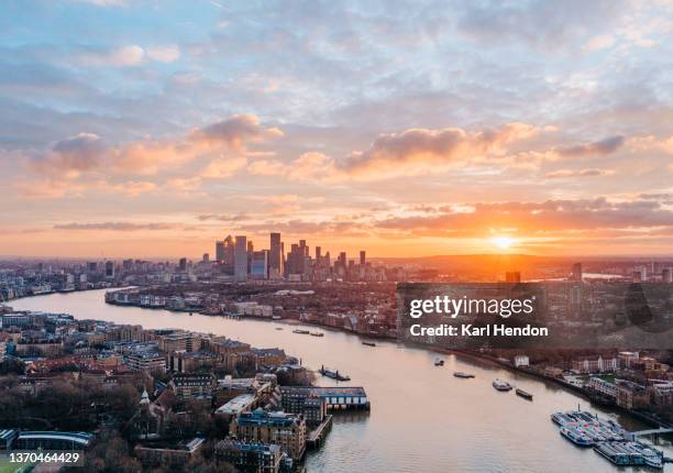 an elevated view of the london skyline - canary wharf fotografías e imágenes de stock