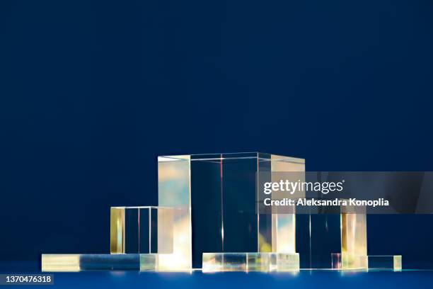 abstract empty geometric shape crystal glass cube pedestal - crystal cube foto e immagini stock
