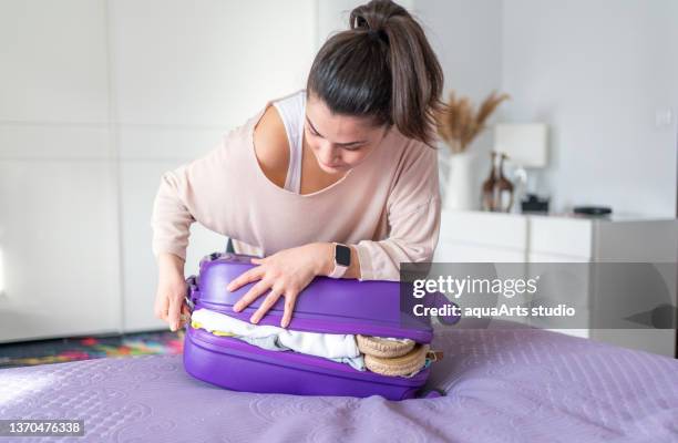 packing for holiday - traje completo imagens e fotografias de stock