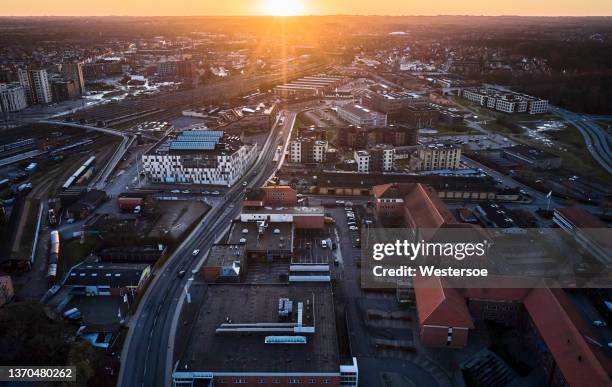 strada larga attraverso la città - odensa foto e immagini stock