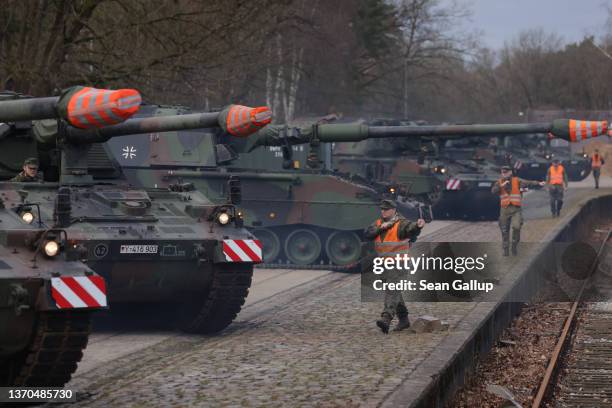 Soldiers of the Bundeswehr prepare Panzerhaubitze PZH 2000 155mm self-propelled howitzers for transport to Lithuania on February 14, 202 in Munster,...