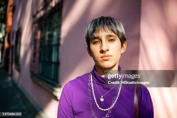 portrait of young woman - androgynous 個照片及圖片檔