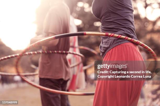 yoyogi park dance - ula ula - gymnastikreifen stock-fotos und bilder