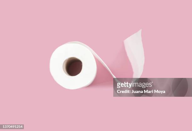 toilet paper roll on pink background - toilet bildbanksfoton och bilder
