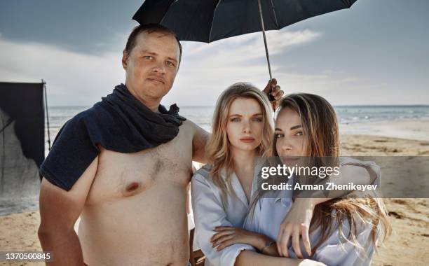 three people next to the ocean - mid atlantische verenigde staten stockfoto's en -beelden