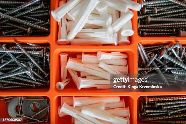 screws and wall plugs - ferramenta foto e immagini stock