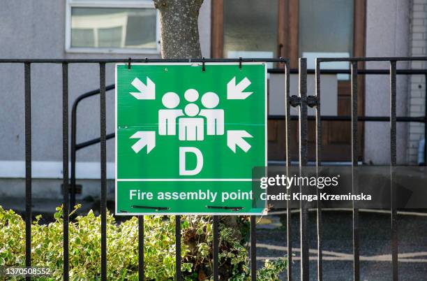 fire assembly point sign - notausgang stock-fotos und bilder