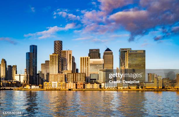 distrito financiero de canary wharf, londres a primera luz - barclays brand name fotografías e imágenes de stock