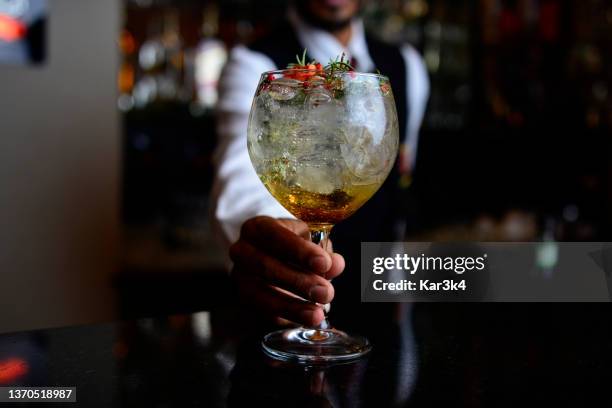 barkeeper serviert einen cocktail drink an einer bar - bar 3 4 stock-fotos und bilder