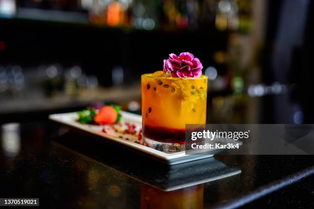 coquetel de caipifruta refrescante com especiarias em um bar - coquetel - fotografias e filmes do acervo