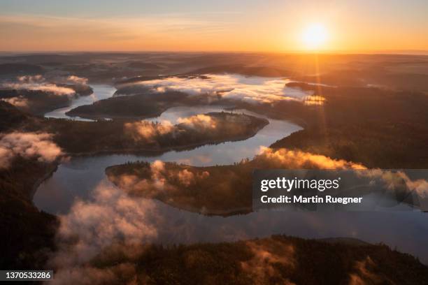 aerial view of bleiloch reservoir (bleilochtalsperre) of the saale river at sunrise with some fog. saale, saale river, saale-orla-kreis, bleilochtalsperre, bleiloch reservoir, thuringia, germany. - stimmungsvoller himmel stock-fotos und bilder