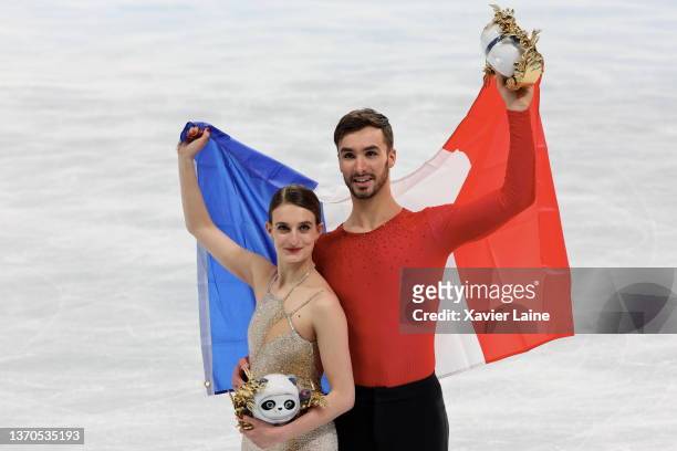 Gold medalists Gabriella Papadakis and Guillaume Cizeron of Team France pose during the Ice Dance Free Dance flower ceremony on day ten of the...