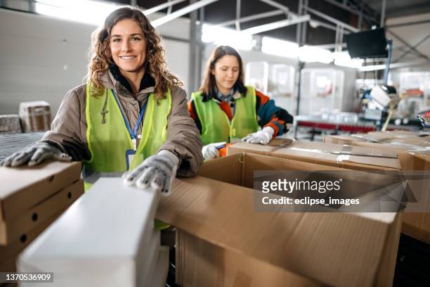frauen arbeiten im distributionslager - shipping warehouse stock-fotos und bilder