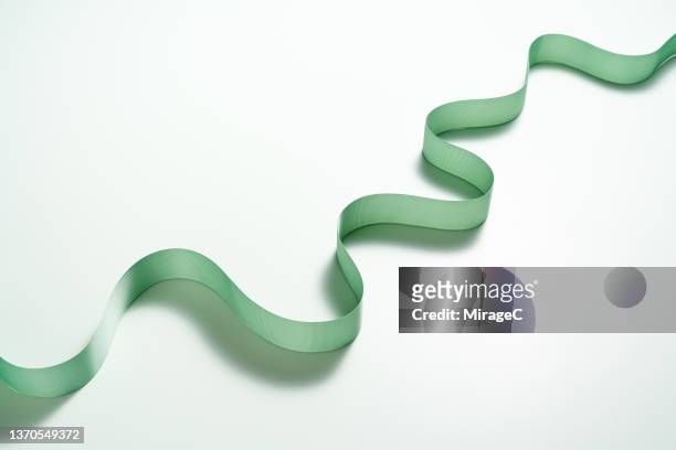 green ribbon curve line graph moving up - nastro foto e immagini stock